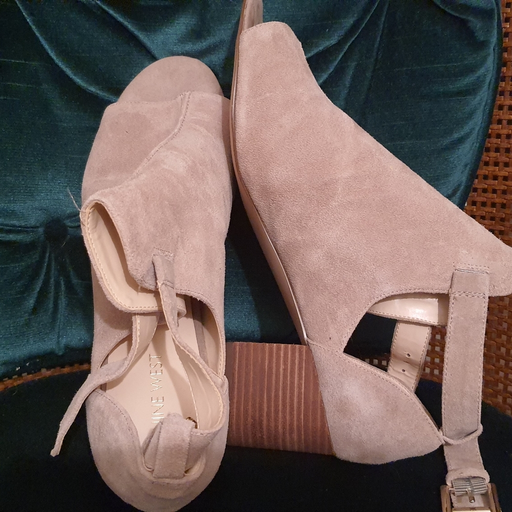 Womens 13 Nine West Heeled Sandals. New
